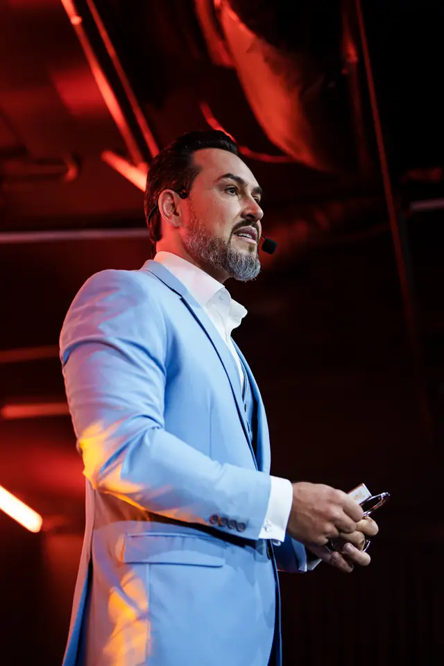 Diego Corrêa no palco durante uma imersão presencial