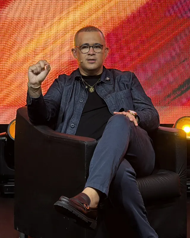 Bruno Avelar no palco do Saia da Cela