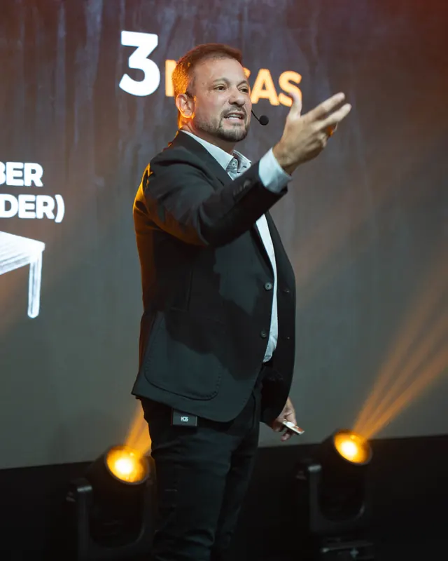 Getulio Cavalcante no palco do Saia da Cela