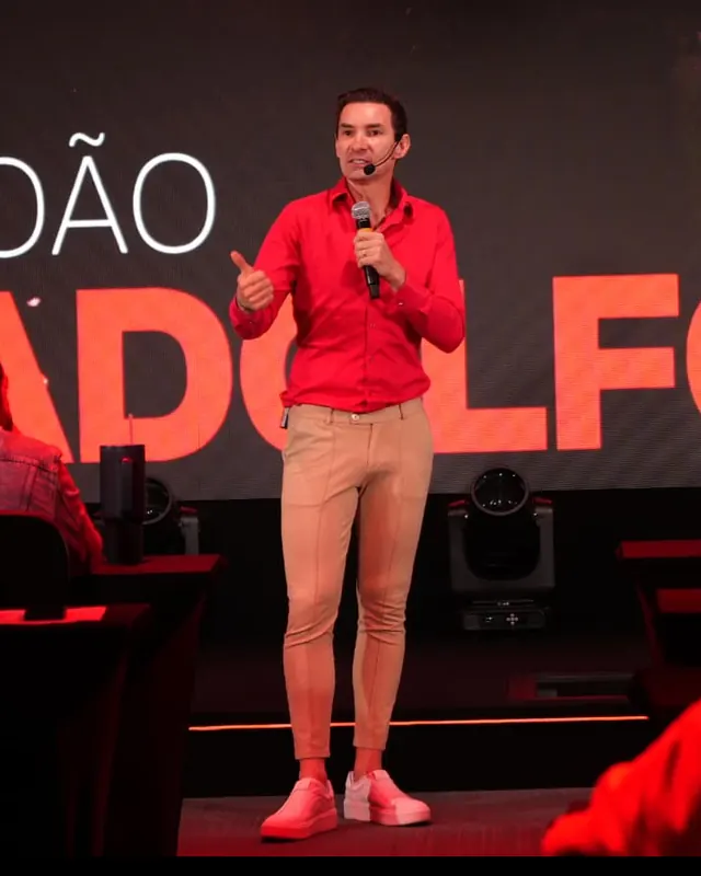 João Adolfo no palco do Saia da Cela
