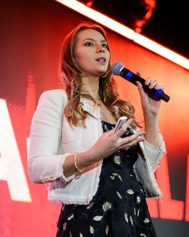 Luana Venturini no palco do Saia da Cela