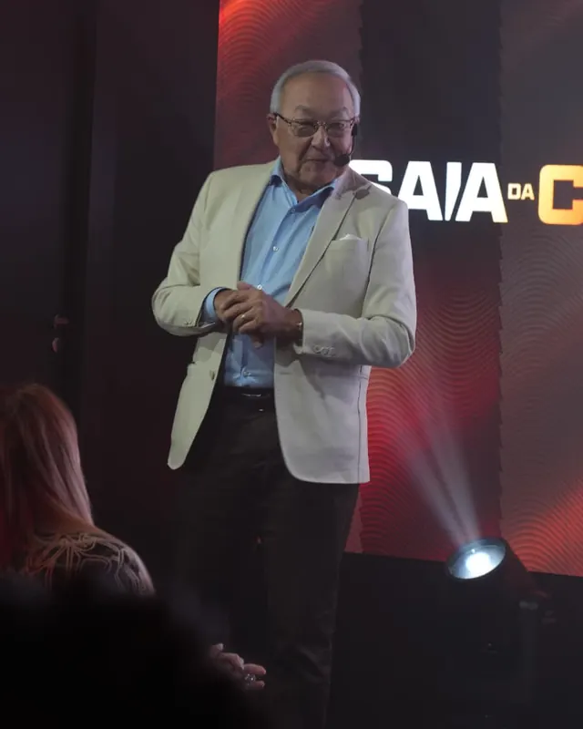 Massaru Ogata no palco do Saia da Cela